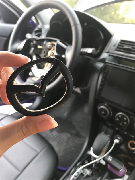 Покраска значка на руле со снятием подушки — Mazda 3 (1G) BK, 1,6 л ...