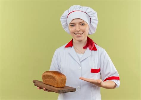 Jovem Chef Feminina Loira Sorridente Uniforme De Chef Segura E