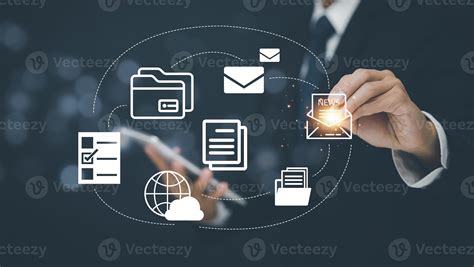 Geschäftsmann berühren Mappe von Email dokumentieren Verwaltung System