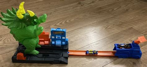 HOT WHEELS CITY Smashin Triceratops Playset Plus Two Hot Wheel Cars 16 06 PicClick UK