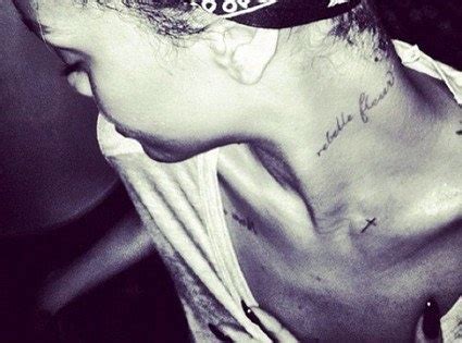 Rihanna Faz Sua D Cima Sexta Tatuagem Uma Cruz No Pesco O Modelle