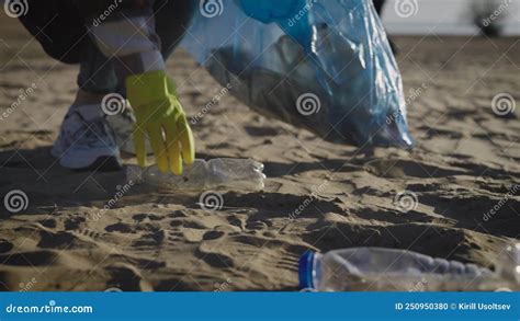 Un Grupo Irreconocible De Voluntarios Recoge Pl Stico Reciclable En La