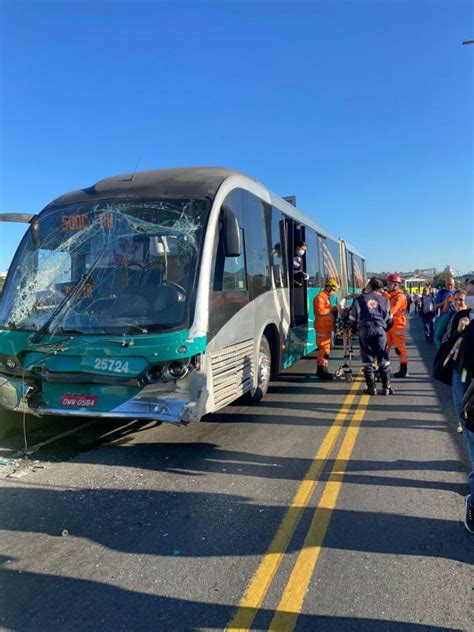 Acidente entre dois ônibus do Move deixa feridos no Complexo da