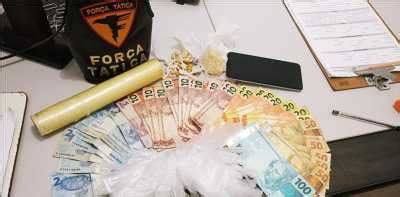 Polícia fecha boca de fumo e homem é preso papelotes de droga e