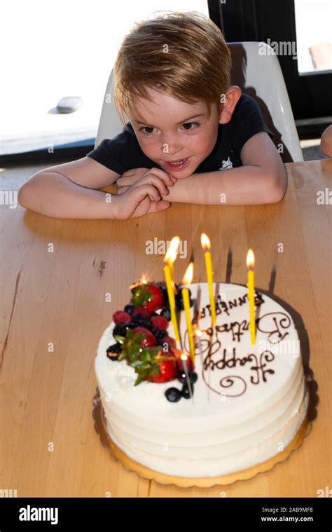 Niño de cinco años en su fiesta de cumpleaños Fotografía de stock Alamy