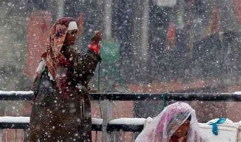 Cold Wave In Kashmir Kargil Freezes At Minus 20 Residents Shiver In