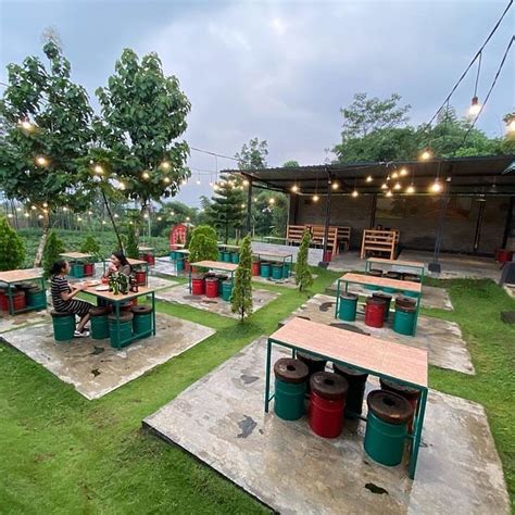 Kafe Outdoor Di Malang Dengan Area Taman Luas