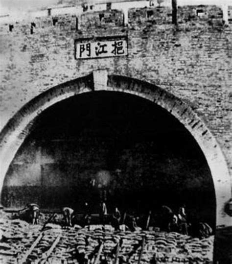 1937年南京沦陷时的惨状中国士兵堆积6英尺高老百姓一脸绝望