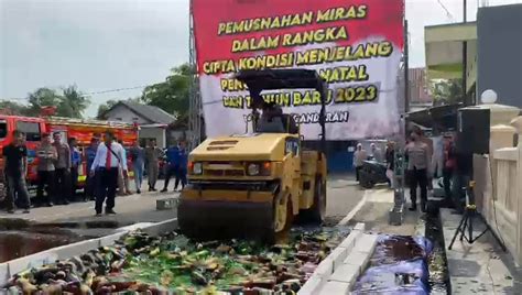 Polres Pangandaran Musnahkan Ribuan Botol Miras Jelang Nataru