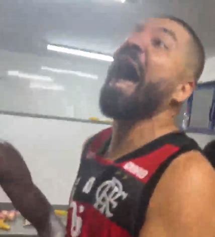 Olivinha posta momento de euforia após vitória do Flamengo