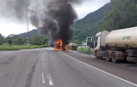 Carreta Que Transportava Leo Vegetal Tomba Pega Fogo E Fecha A