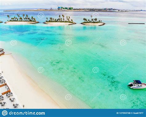 Isla Asombrosa En Los Maldivas Las Aguas Hermosas De La Turquesa Y El