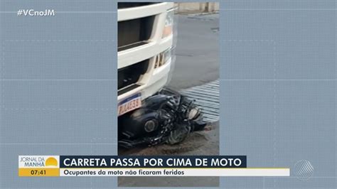 V Deo Motociclista E Carona Saem Ilesos Ap S Carreta Passa Por Cima De