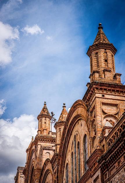 Un Edificio Con Una Torre Y Una Cruz Encima Foto Premium