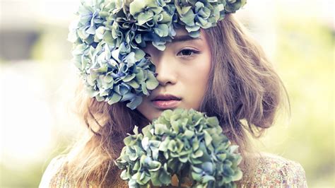 Wallpaper Asian Girl Hydrangeas Wreath Hazy Background 5120x2880 Uhd
