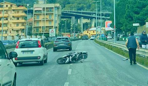 Scontro Scooter Auto Sul Viale Giostra Un Ferito