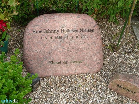 arkiv dk Sine Johnny Hollesen Nielsen Gravsten på Beder kirkegård