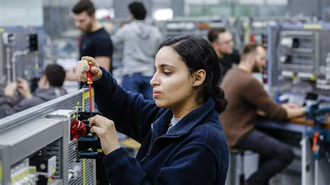 Pénurie de main d œuvre qualifiée et immigration le cabinet s accorde