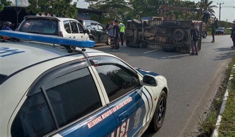 Akibat Ban Pecah Mobil Box Oleng Lalu Terbalik Di KM 15 Tanjungpinang