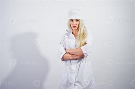 jolie blonde femme médecin ou infirmière en blouse de laboratoire isolée sur fond blanc
