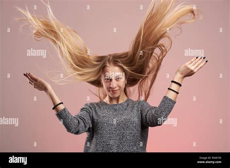 Femme Blonde Aux Cheveux Longs Banque De Photographies Et Dimages Haute R Solution Alamy