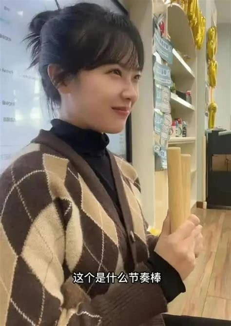 Tự tin để mặt mộc quay hình cô giáo hot girl đình đám khiến nhiều người ngã ngửa Tắt chế độ