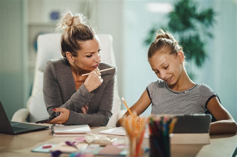 Photo D une Belle Jeune Mère Aidant Sa Fille à Faire Ses Devoirs