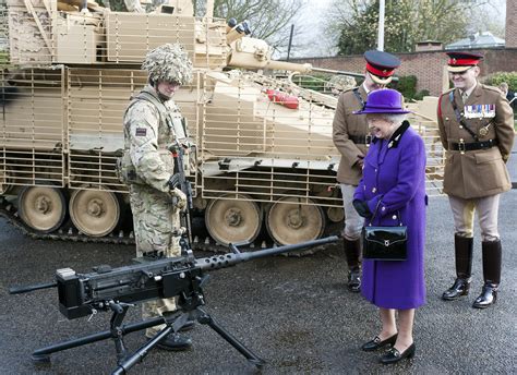 Cuando Isabel Ii Aprendi A Usar La Metralleta De Winston Churchill