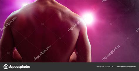 Hombre Musculoso Con Torso Desnudo Pie Estudio Mirando Cámara