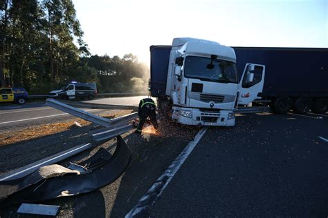 Cortada la autovía Ourense Vigo por el accidente de un camión en As