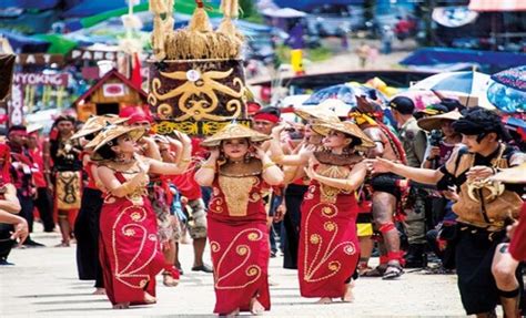 Fakta Fakta Menarik Naik Dango Ritual Panen Padi Suku Dayak Pranala Co