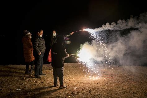 网友：今年春节允许放烟花吗？成都：全域禁止烟花爆竹燃放腾讯新闻