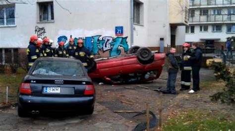 Obił się o barierkę dwa drzewa i audi Na koniec dachował TVN Warszawa