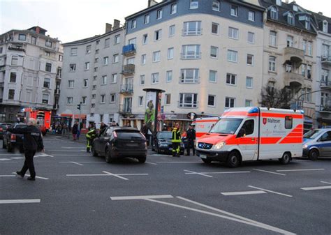 Wiesbadenaktuell Zwei Verletzte Nach Kollision Auf Kreuzung