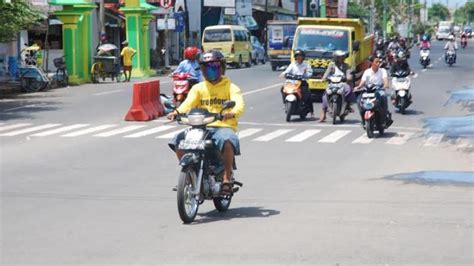 Banyak Pengendara Motor Di Pamekasan Terobos Lampu Merah Id