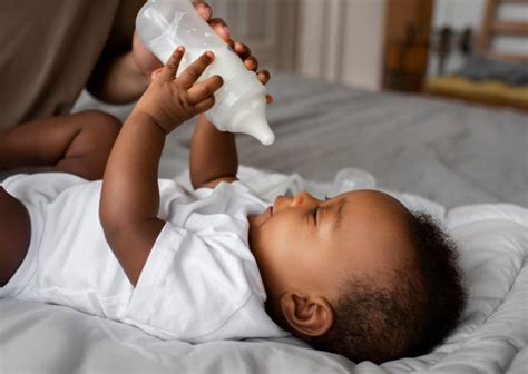 Bebê De 3 Meses Alimentação - Desenvolvimento do bebê com 3 meses | Educa Pais