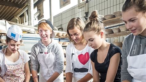 Konfirmanden backen für Brot für Welt