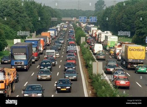 Auf Der Autobahn In Neuss Auf Staus Auf Kilometer Lang