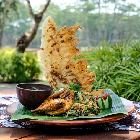 15 Tempat Makan Keluarga Di Malang View Pinggir Sawah Bikin Adem