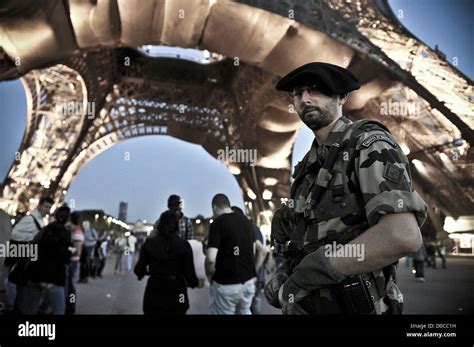 Une Armée Française Des Patrouilles De Police En Face De La Tour Eiffel