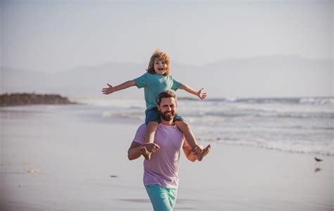 Garotinho Papai Carregando O Nos Ombros Pai Dando Carona Ao Filho