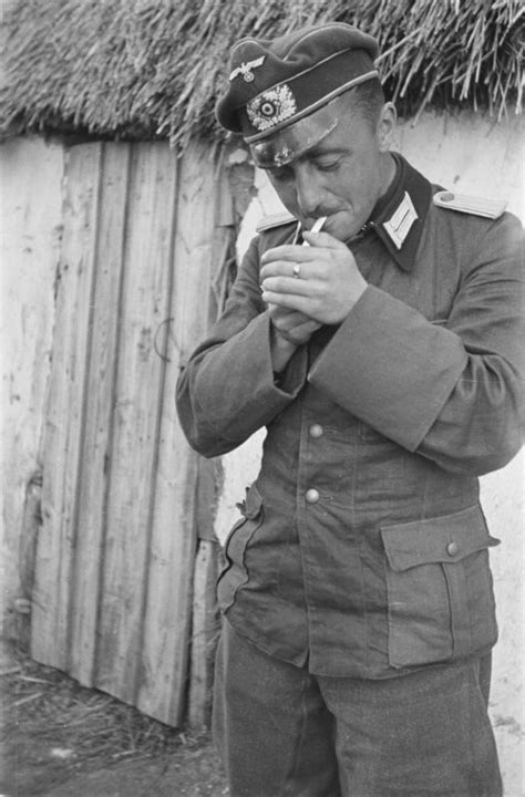 Лейтенант вермахта на сельском дворе в оккупированной деревне Курской ...