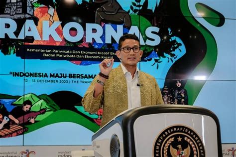 Kemenparekraf Dorong Pertumbuhan Sektor Parekraf Sandiaga Memberikan