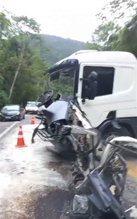 Acidente Entre Duas Carretas Provoca Congestionamento Em Guapimirim