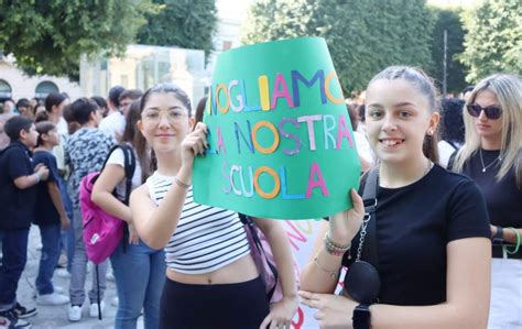 Reggio Calabria Scuole Nel Caos Genitori E Dirigenti In Piazza Dopo