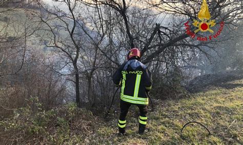 Incendi Di Sterpaglie Lungo La Strada Regina E A Mogliano Vigili Del