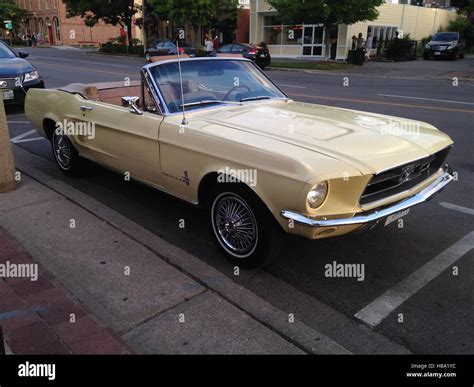 Ford Mustang convertible old model Stock Photo - Alamy