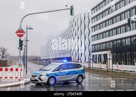 M Rz Hessen Frankfurt Main Ein Polizeifahrzeug Steht Am