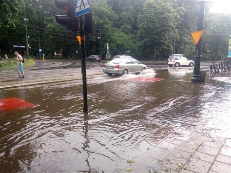 Krak W Wielkie Oberwanie Chmury Deszcz Grad I Porywisty Wiatr