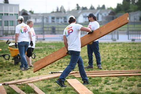 Sprucing Up Reynolds Middle School for Spring Service | Comcast Oregon